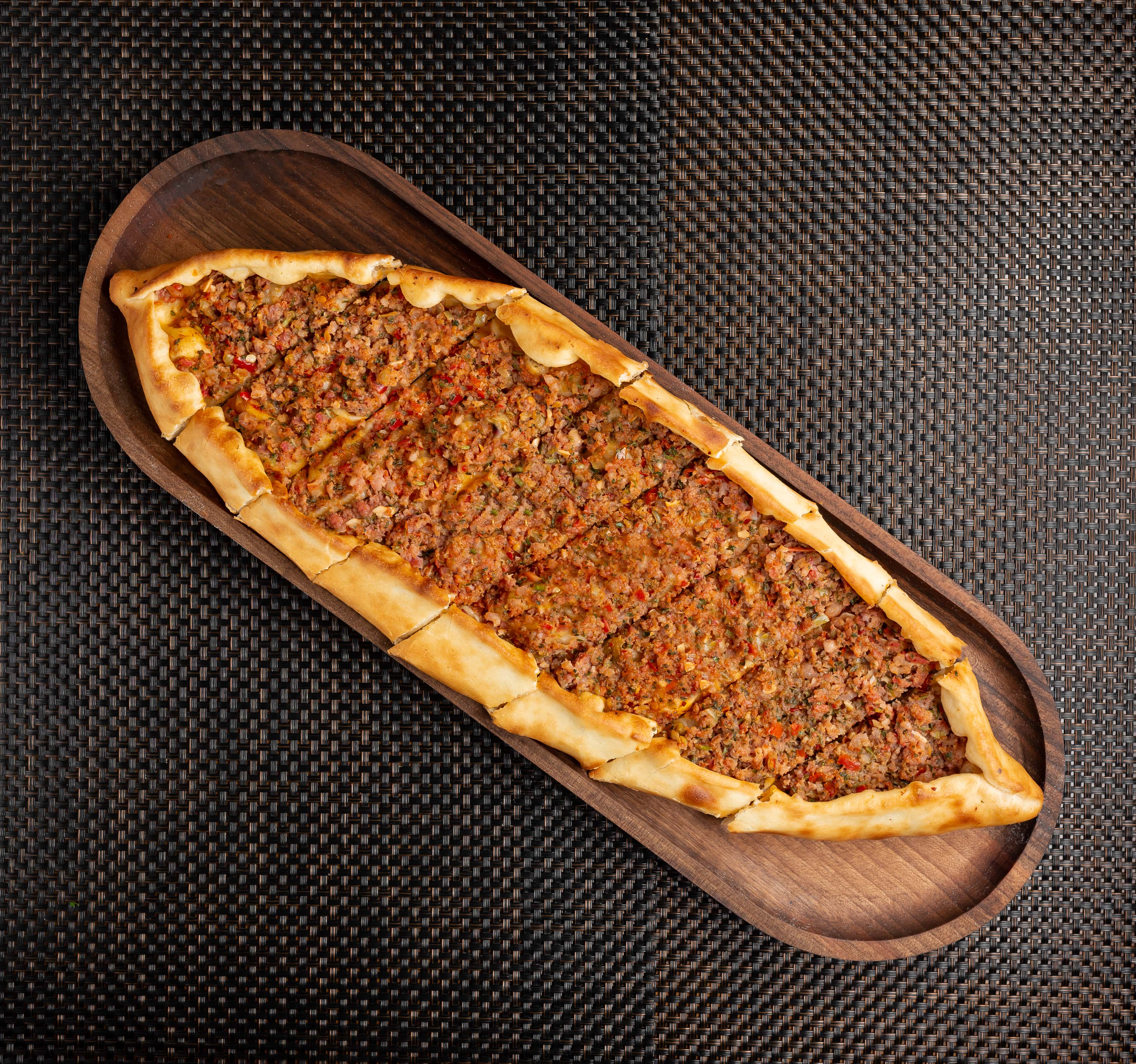 Zeytinburnu’nda Konya Usulü Etli Ekmek Lezzeti: Mevlana Pide’den Taş Fırında Ustalık