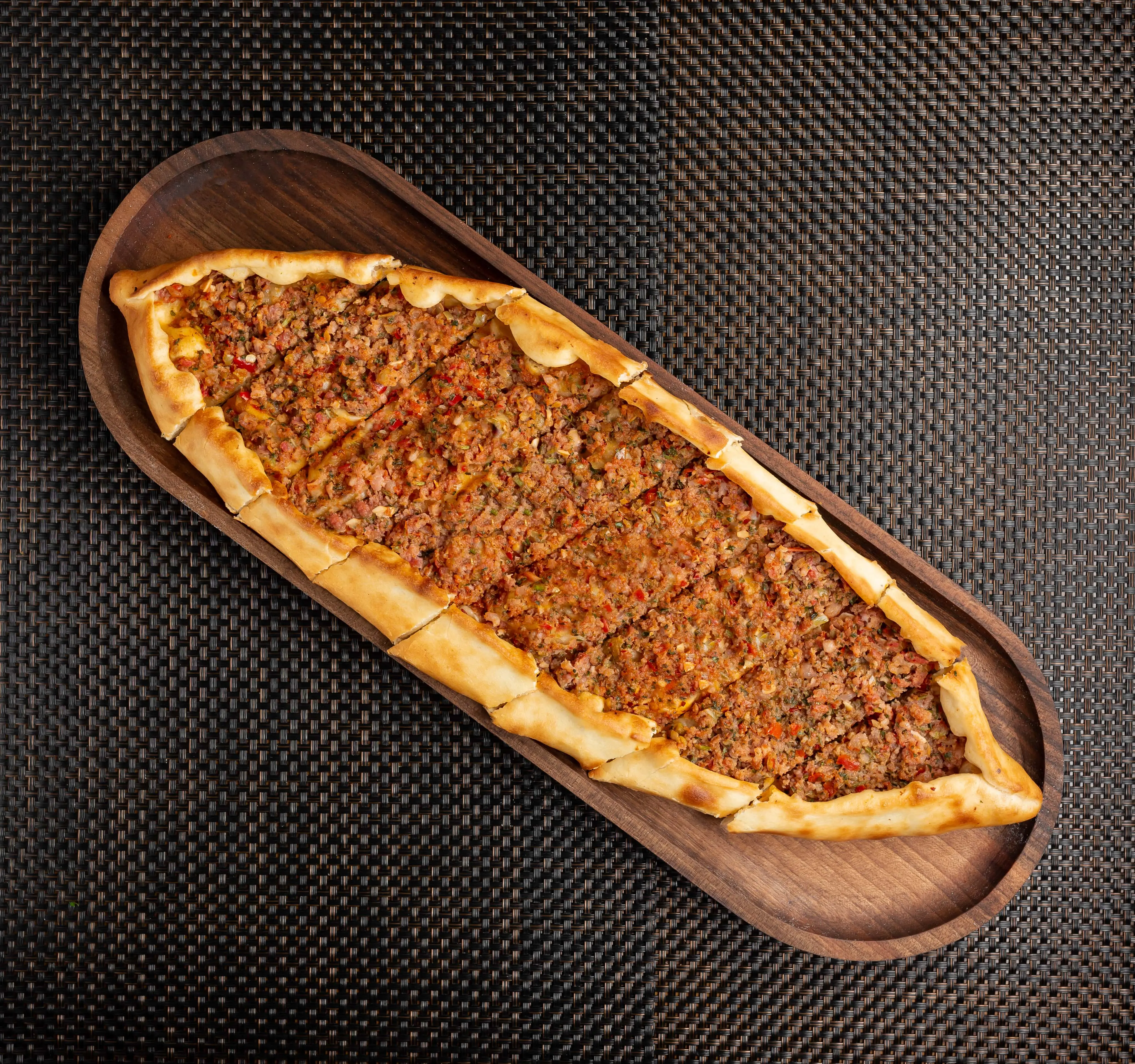 Zeytinburnu’nun En Etli Pidesi: Mevlana Pide’den El Açması Bıçak Arası