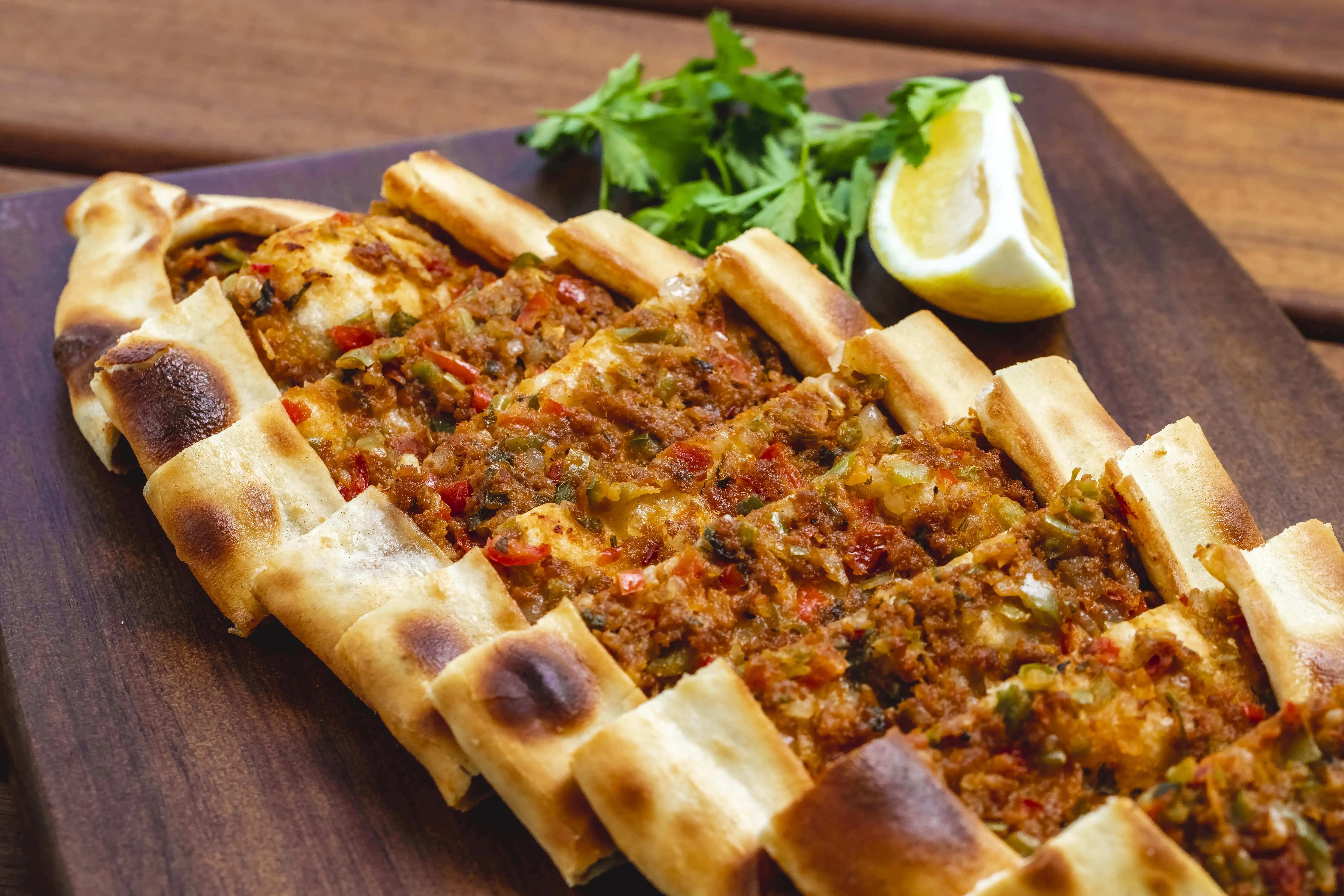 Zeytinburnu’nun Et Dolu Lezzeti: Mevlana Pide ile Gerçek Bıçak Arası Deneyimi