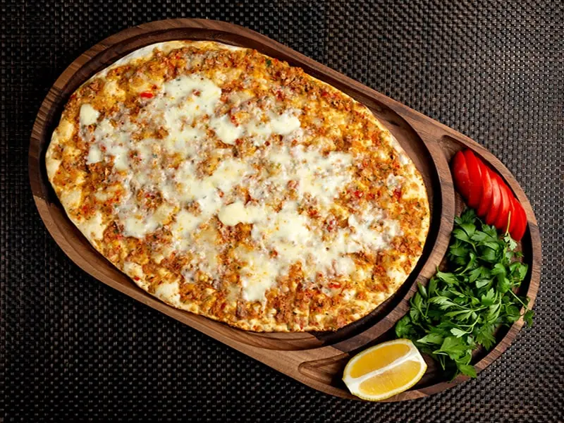 Zeytinburnu'nda En Lezzetli Kaşarlı Lahmacun | Mevlana Pide’nin Özel Tarifleri