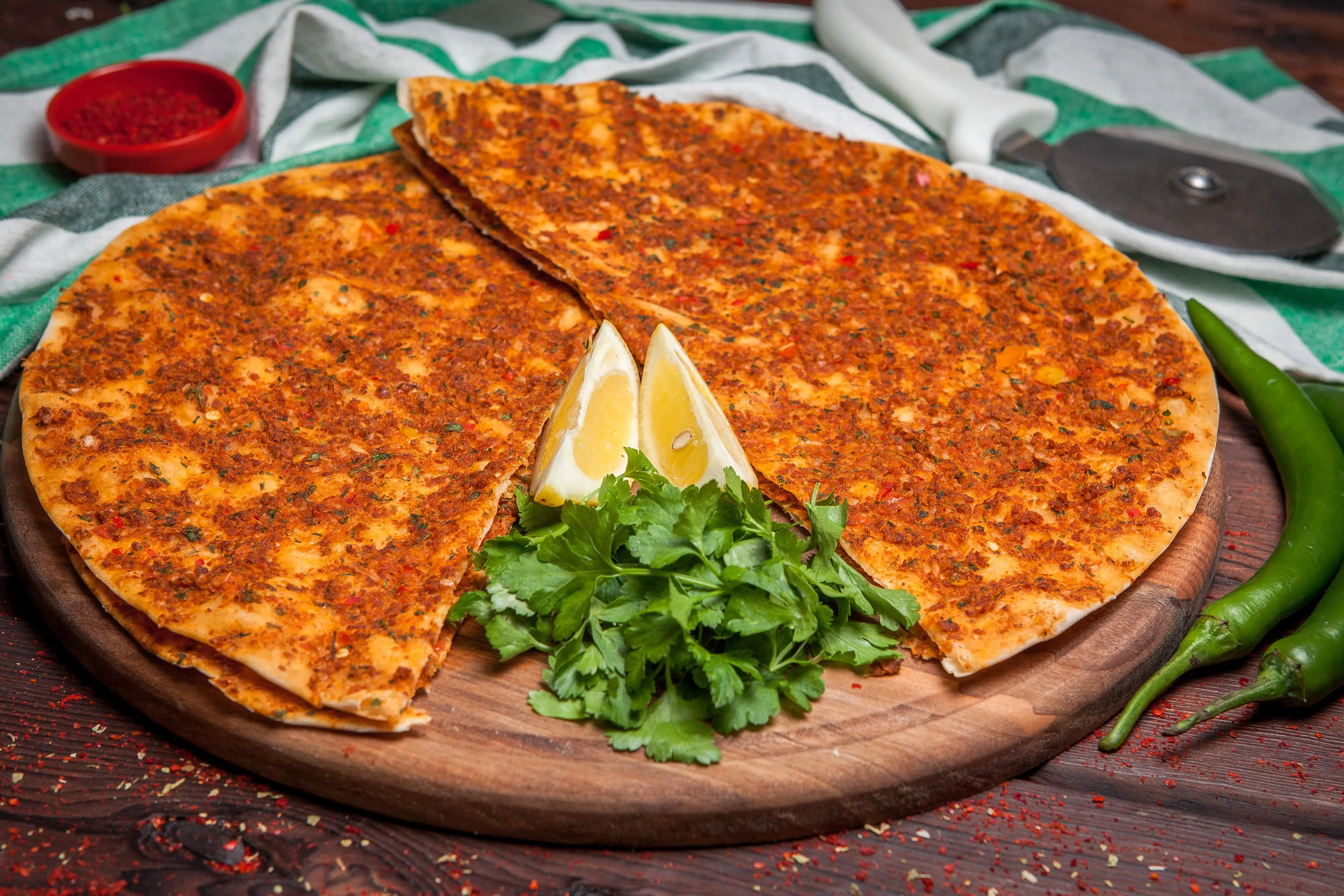 Zeytinburnu’nda Gerçek Lahmacun Lezzeti: Mevlana Pide’de İncecik ve Kıtır Tadın
