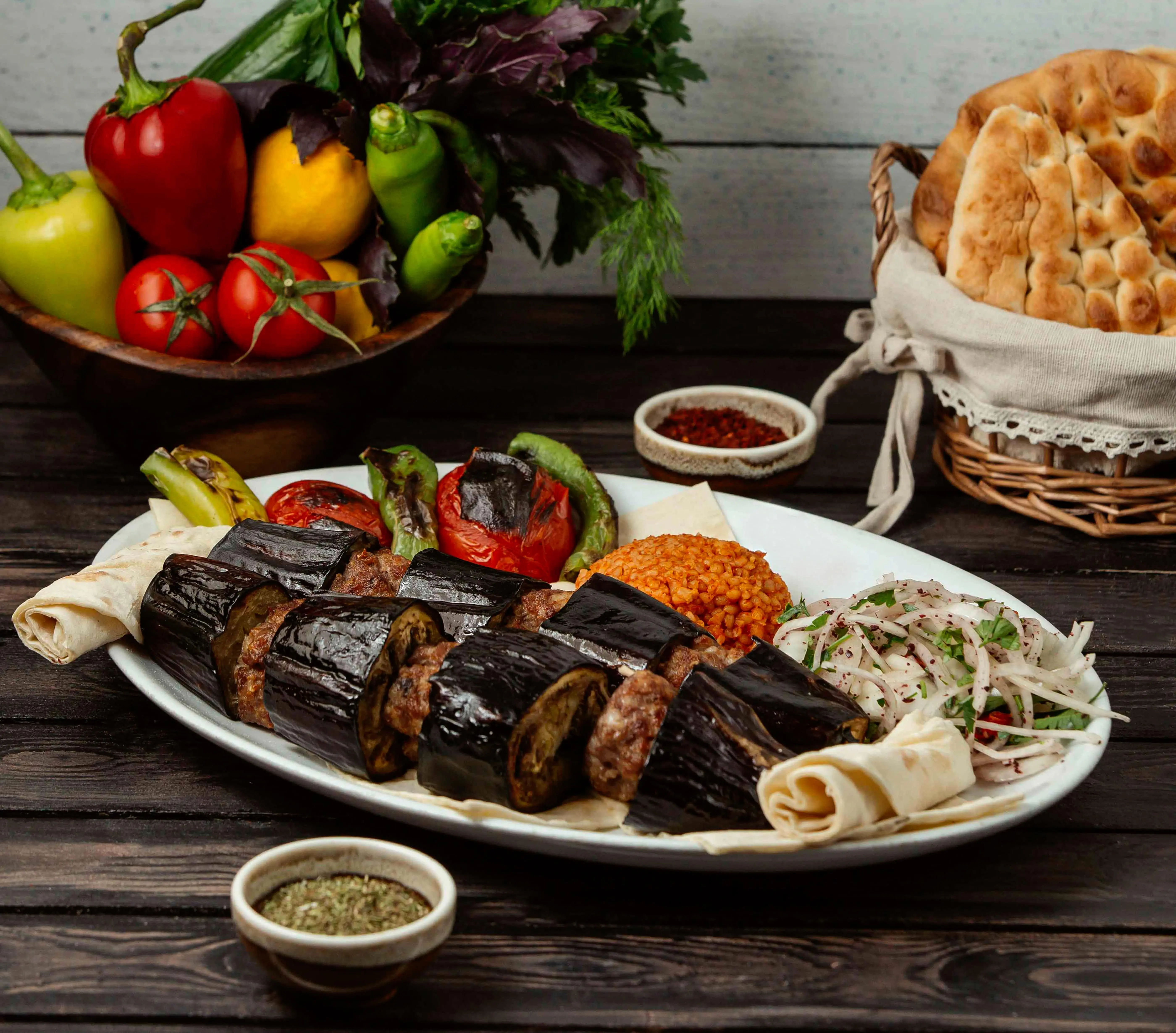 Zeytinburnu’nda Geleneksel Lezzetlerin Zirvesi: Mevlana Pide’de Patlıcan Kebabı Keyfi