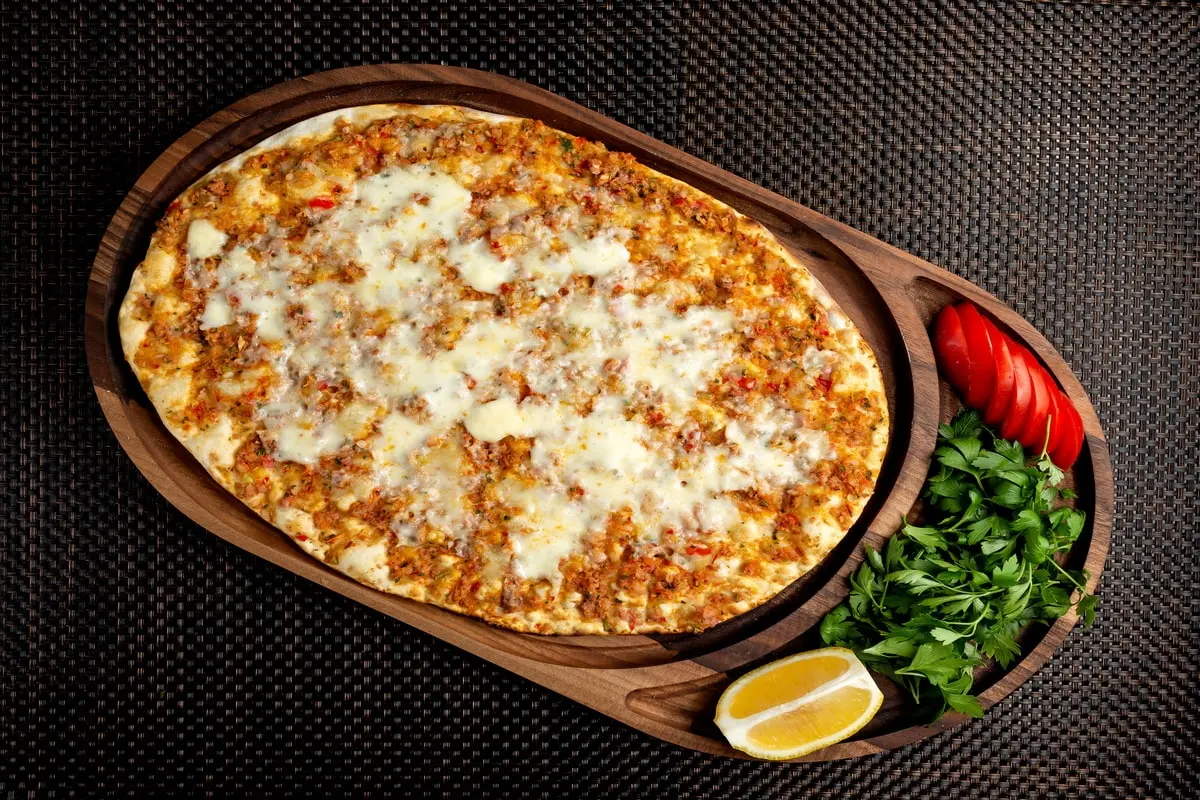 Kaşarlı Lahmacun