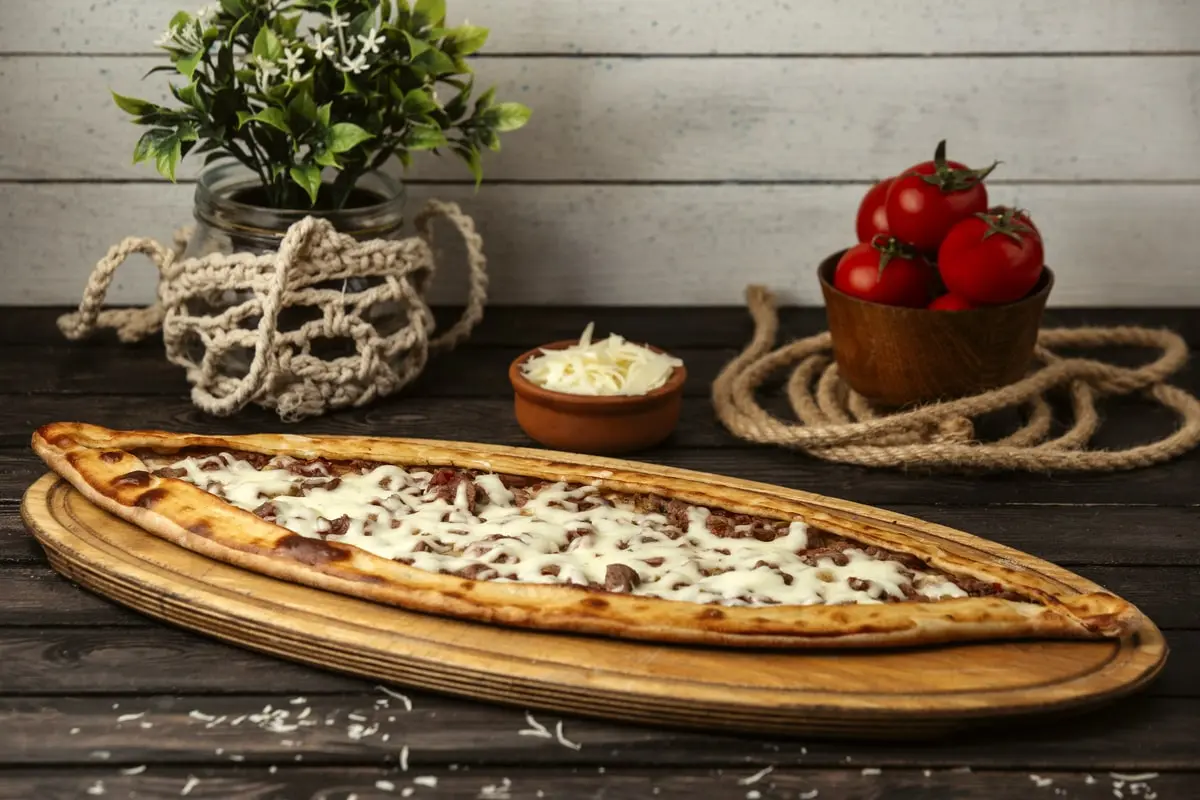 Kavurmalı Kaşarlı Pide