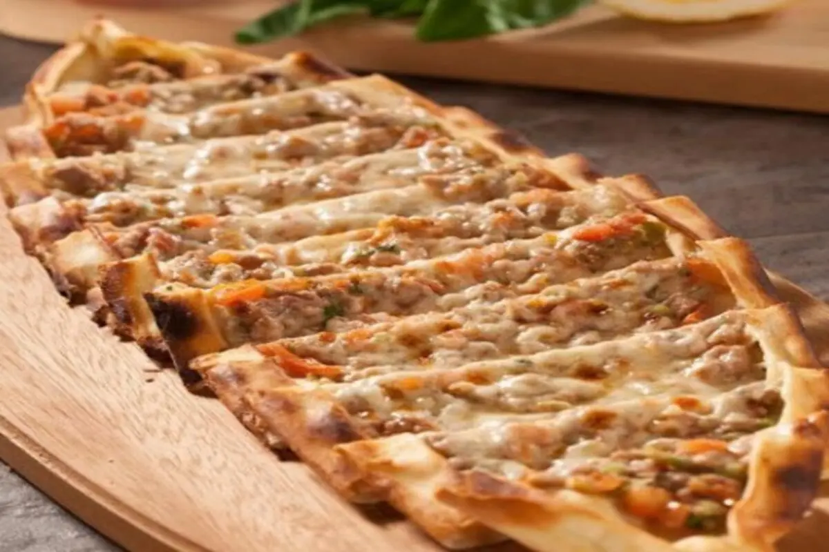 Kuşbaşılı Kaşarlı Pide