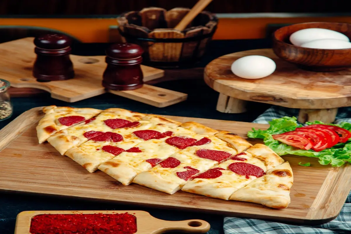 Sucuklu Kaşarlı Pide